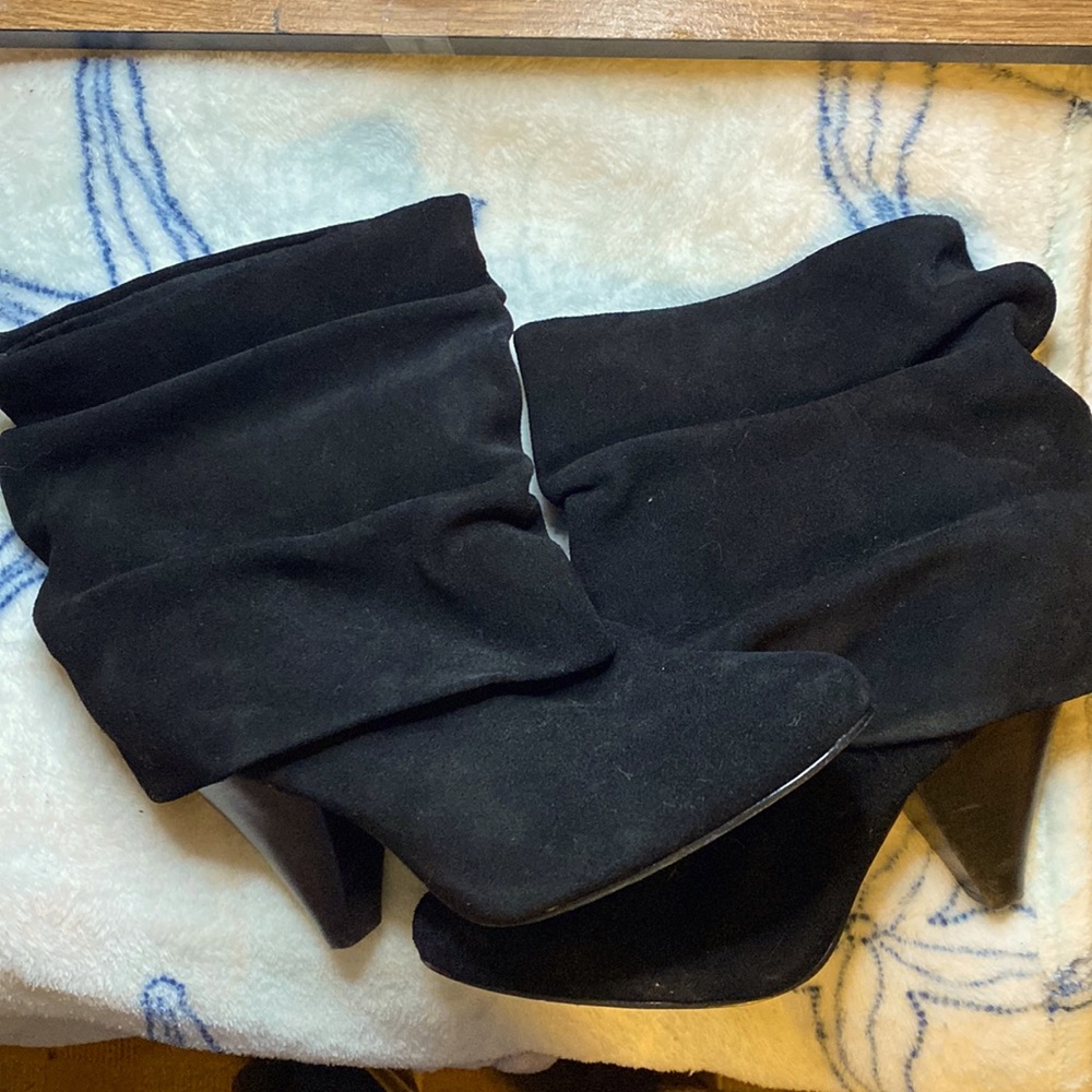Adorable STEVE MADDEN suede black boots.